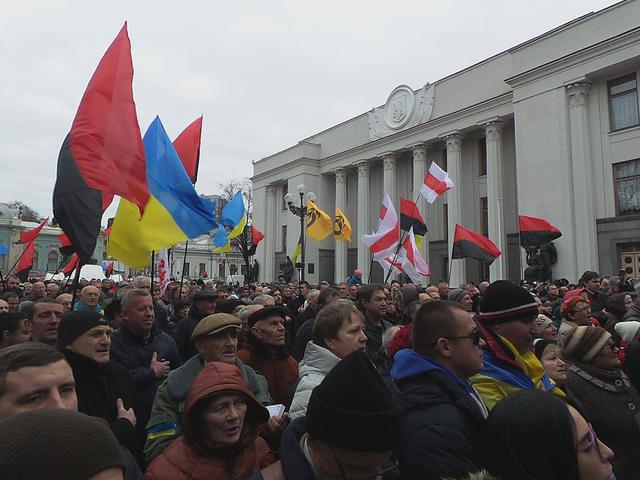 Под Радой проходит митинг 07