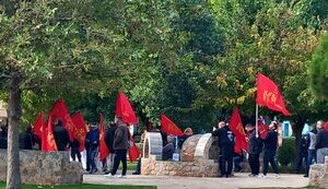 В Греции неизвестные с коммунистическими флагами напали на акцию украинцев к годовщине Голодомора. ВИДЕО