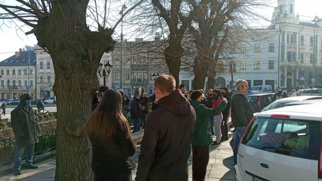 У Чернівцях підприємці вийшли на карантинний протест: Постанова Кабміну суперечить Конституції 06