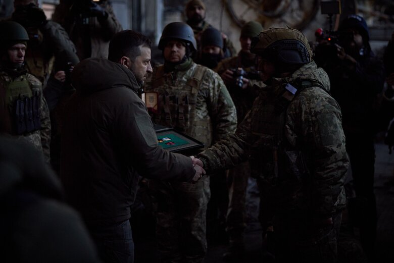 Зеленський відвідав Бахмут та нагородив захисників 08