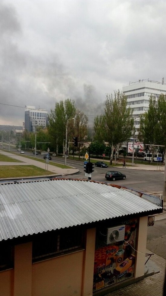 В окупованому Донецьку вибухнув автомобіль: Горить Ворошилівське РВВС 02