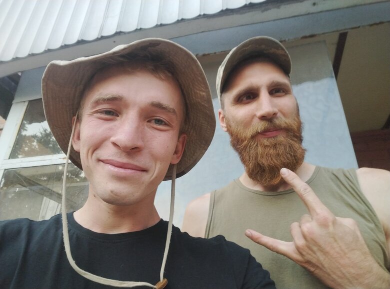 Поет, активіст і випадково єгер Максим Михайлик: Я тільки тут зрозумів, що обстріляний боєць – це не той, хто з автоматом кидається на танк, а хто в окопі. Іноді ми сиділи в окопі по два тижні 05