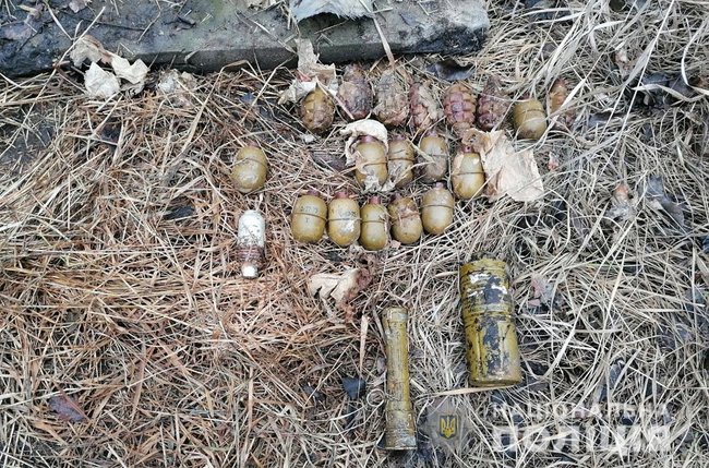 На Донеччині у лісосмузі знайшли сумку з 18 гранатами, - Нацполіція 02