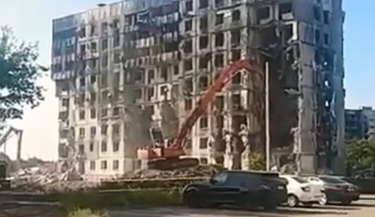 Оккупанты в Мариуполе сносят разбомбленные дома, а в уцелевшие заселяют строителей из РФ, - Андрющенко. ВИДЕО