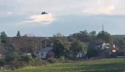 український пілот пролітає над селом