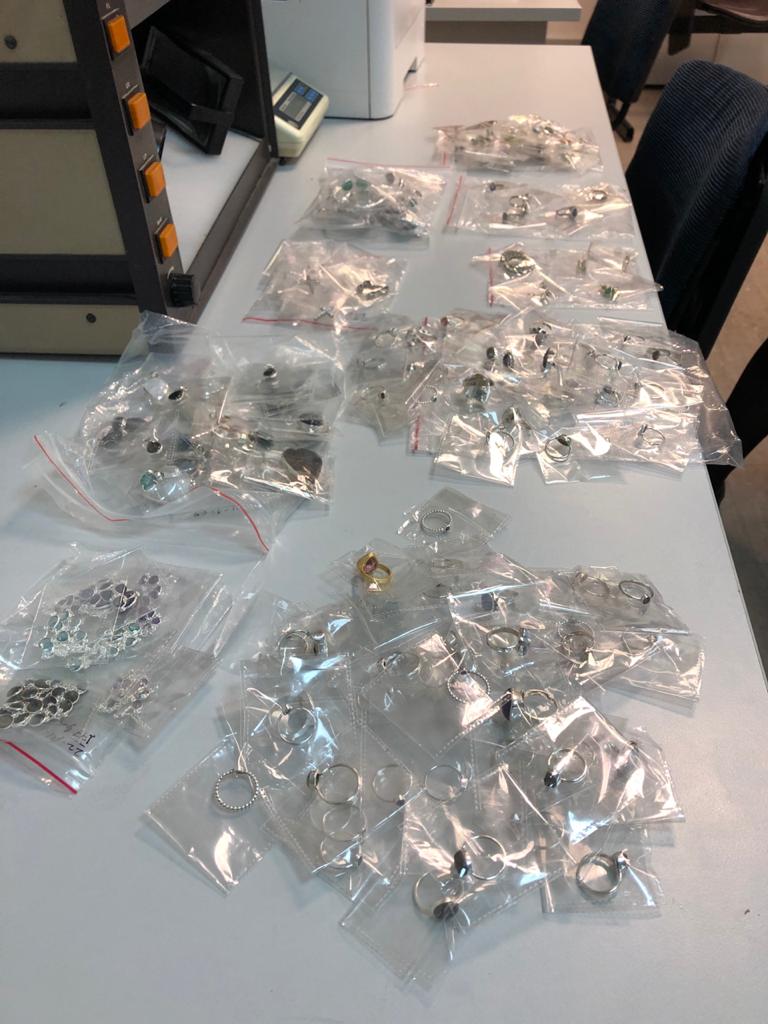 Пенсионерка и 20-летний парень пытались ввезти в Украину килограмм драгоценностей 01