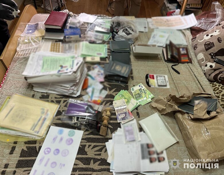 Викрито підпільне виробництво фальшивих документів
