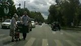 Водитель элитного внедорожника остановился среди дороги, чтобы помочь бабушке перейти улицу. + ВИДЕО.