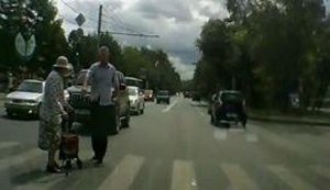 Водитель элитного внедорожника остановился среди дороги, чтобы помочь бабушке перейти улицу. + ВИДЕО.