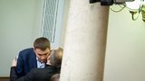 "Заседание" в Раде: золотой телефон Юры Енакиевского и Шуфрич "на цыпочках". ФОТОрепортаж