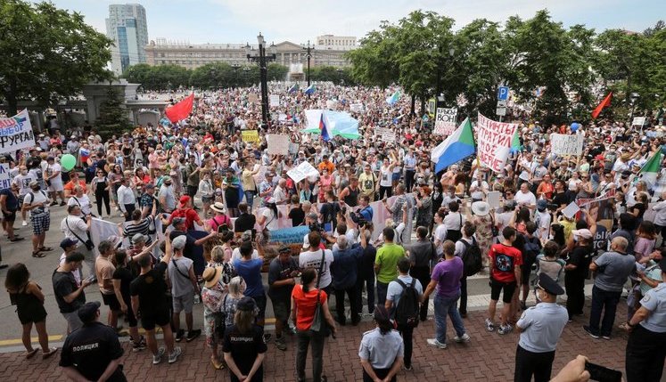 "Путіна у відставку", "Ми тут влада": У Хабаровську на багатотисячному мітингу вимагали відставки президента РФ. ВІДЕО+ФОТОрепортаж