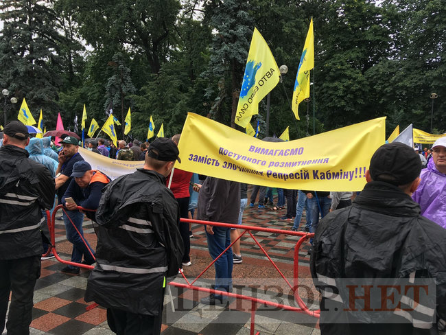 Правительственный квартал Киева заблокирован из-за акции протеста владельцев евроблях: Требуем доступного растаможивания 19