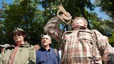К Азарову пришли охотники: "Сегодня со свистками, а завтра с ружьями". ФОТОрепортаж