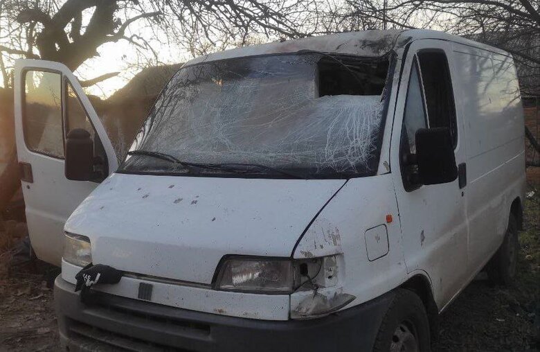 Автомобіль, який потрапив під обстріл