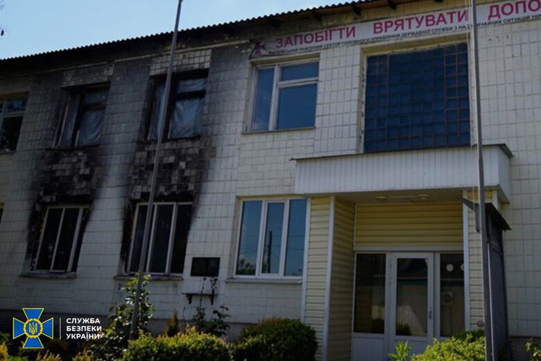 Two traitors who set fire to fire-rescue unit in Ivankiv at beginning of invasion of Russian Federation were detained - SSU 04