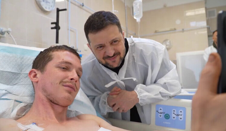 Зеленский посетил раненых защитников в больнице Днепра. ВИДЕО