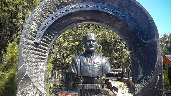 Надгробний памятник Януковичу-молодшому зявився на кладовищі в окупованому Севастополі 01