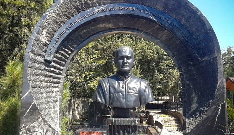 Надгробный памятник Януковичу-младшему появился на кладбище в оккупированном Севастополе. ВИДЕО+ФОТО