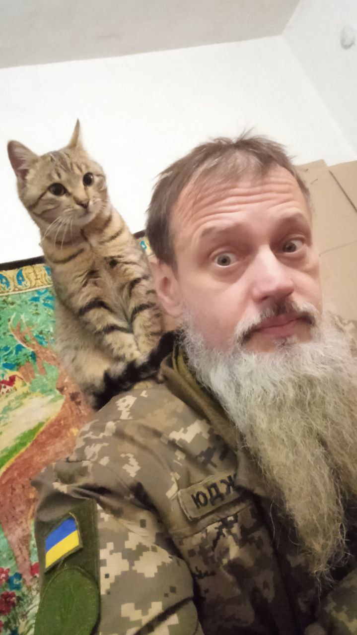 Бойовий медик та гітарист ВВ Євген Рогачевський: Творчість? Не до того. Тут інші завдання: вижити, відновити сили, виспатися. І, звичайно, виконати задачі 05