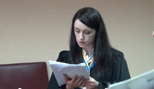 судья