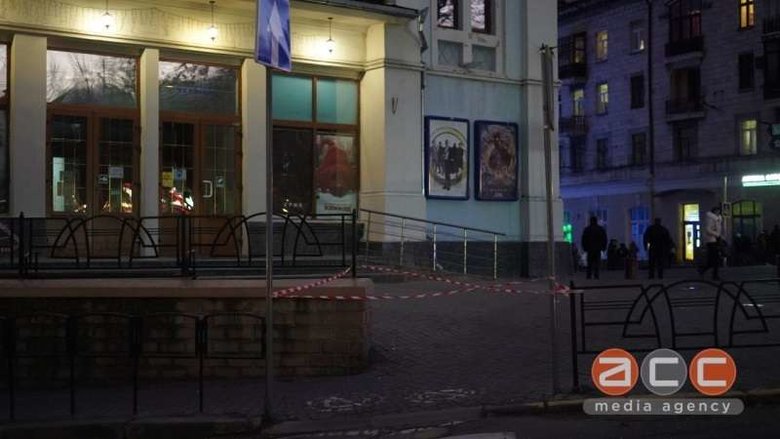 Вітер зірвав дах кінотеатру в Чернівцях 02