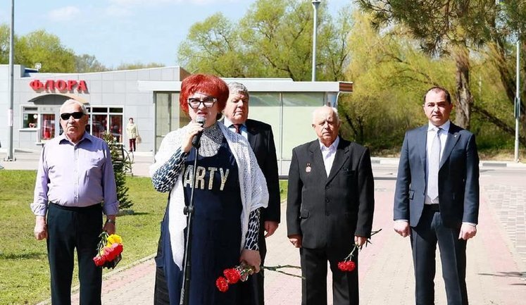 "Думала, это значит "партия": чиновница с Белгородщины пришла на годовщину аварии на ЧАЭС в платье с надписью "Party". ФОТО