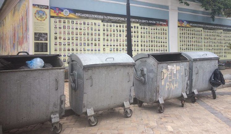 Kyiv authorities vow to remove garbage cans, public washrooms installed next to Wall of Remembrance, punish those guilty