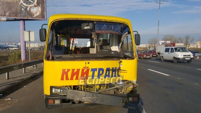 Вантажівка протаранила маршрутку в Києві: є постраждалі 01
