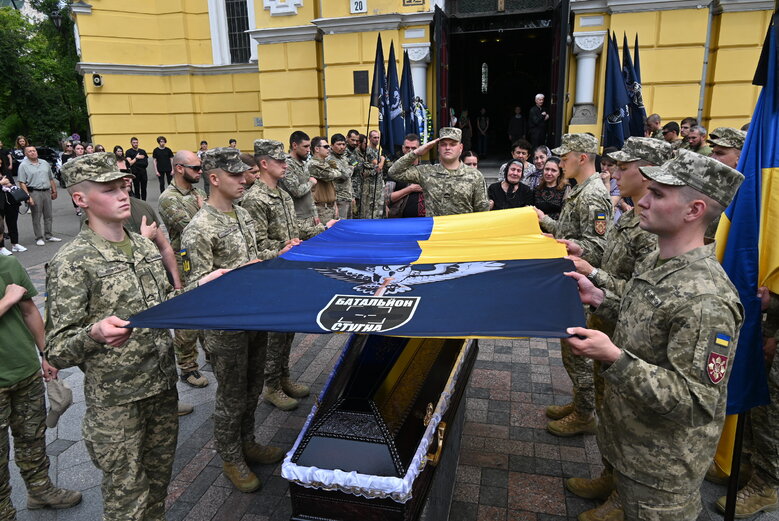 У Володимирському соборі попрощалися із загиблим у боях за Україну воїном Микитою Оптимістом Красновідом 12