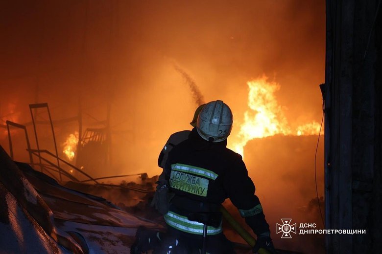 Warehouses are burning in Dnipro after a missile strike: the State Emergency Service has called in aviation