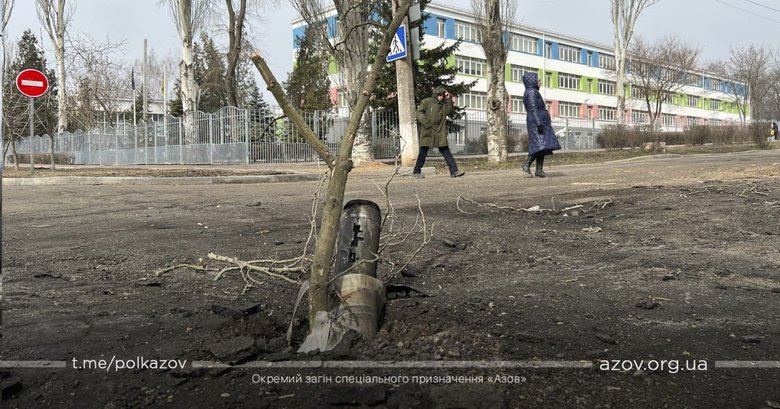 Маріуполь досі без світла, води та газу: Містяни готують їжу біля будинків на вогнищах 09