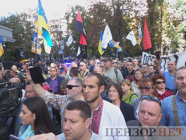 ФСБ+ГПУ=дружба?: активісти пікетують ГПУ проти екстрадиції в РФ Тумгоєва 16