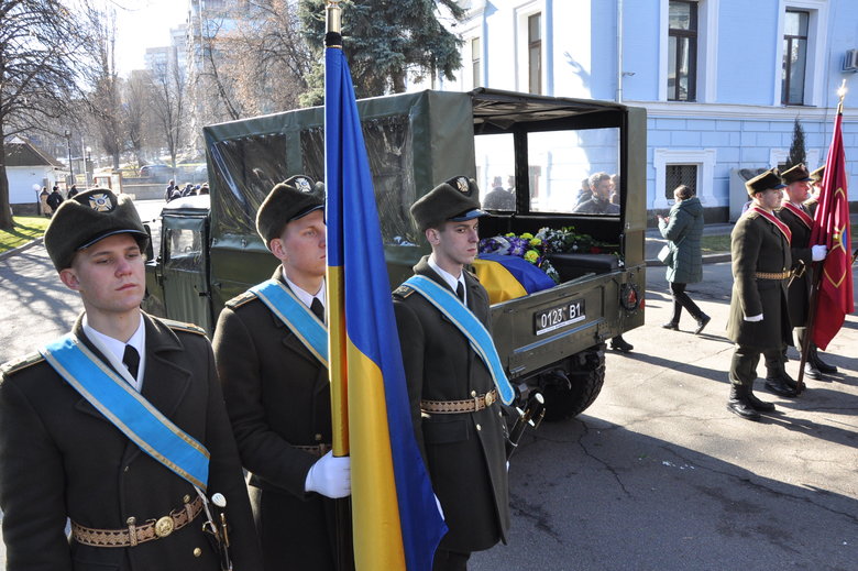 В Києві попрощалися із загиблим внаслідок російського обстрілу розвідником 30-ї ОМБр Антоном Сидоровим 52