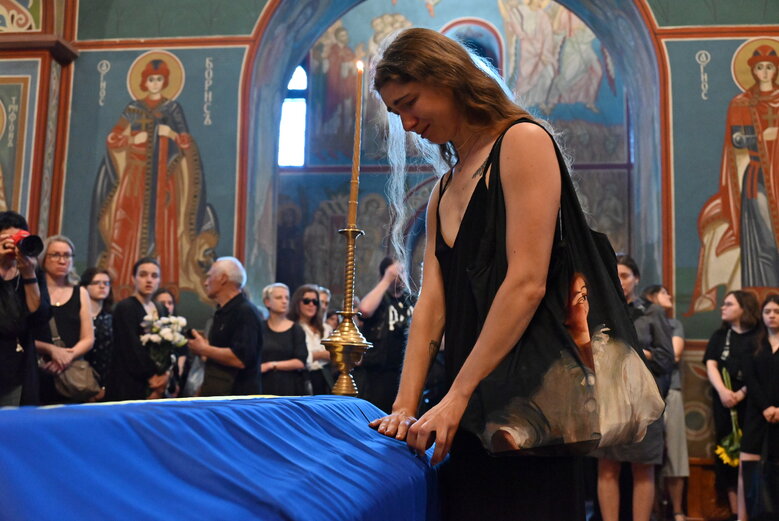 З письменницею Вікторією Амеліною, вбитою в Краматорську російською ракетою, попрощалися в Києві 11 З письменницею Вікторією Амеліною, вбитою в Краматорську російською ракетою, попрощалися в Києві 11