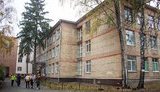 "Називали мавпою": семикласниця вистрибнула з вікна школи в Києві через цькування з боку однокласників. ФОТО