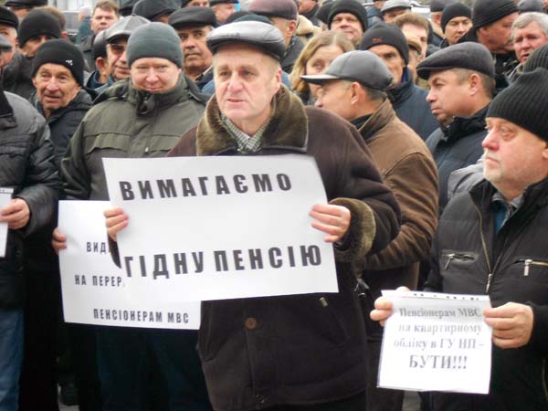 Несиловий протест і нові виплати для людей у погонах 04