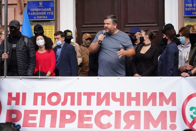 10 тис. осіб зібралися біля стін Печерського райсуду на підтримку Порошенка, - пресслужба ЄС 04