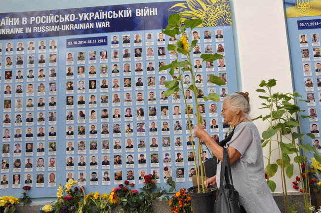 Память павших за Украину почтили на Михайловской площади 09