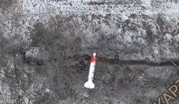 дрон скидає боєприпас на ціль