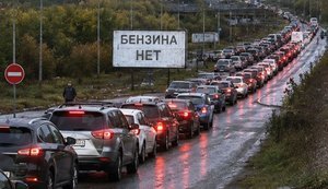 Пока в Москве работают 85% АЗС, в регионах закрываются заправки, а люди умирают в очередях, - ЦПД