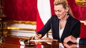 Міністерка праці Австрії Ашбахер подала у відставку через звинувачення в плагіаті