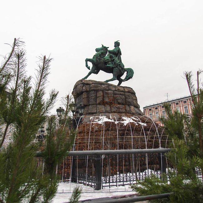 На Софийской площади в Киеве установили 27-метровую новогоднюю елку 03