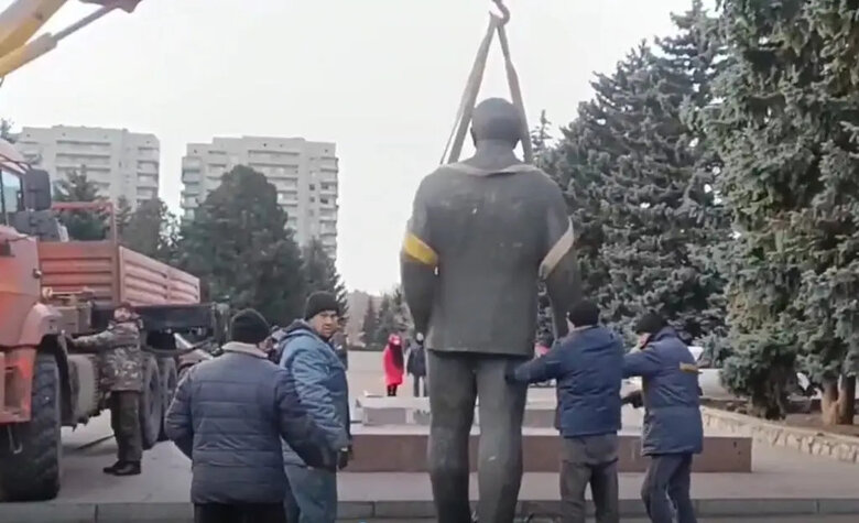 Окупанти повернули до Світлодарська знесеного 9 років тому Леніна 02