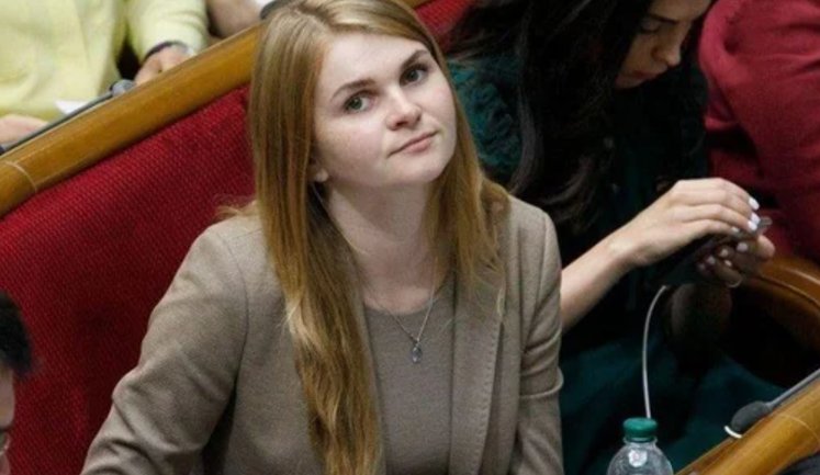 Рада позбавила мандату "слугу народу" Колісник, яка писала про "валити з цієї країни"