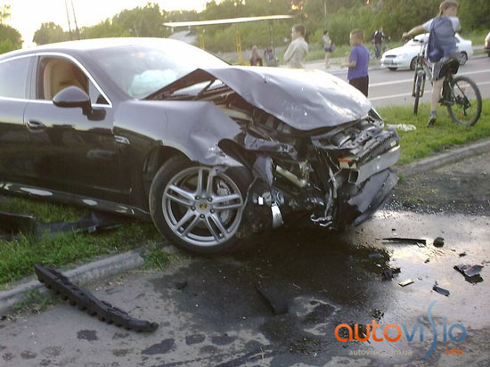ДТП: В Макеевке разбили дорогущий Porsche Panamera