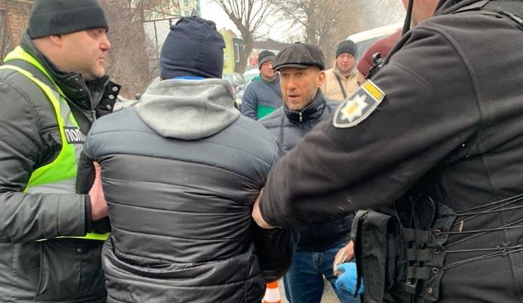 В свободной стране такие методы неприемлемы, - муфтий Исмагилов раскритиковал полицию, проверявшую документы возле мечети в Киеве. ФОТОрепортаж
