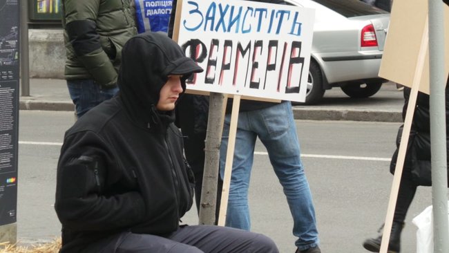 Вимагаємо референдум, - мітингувальники проти ринку землі перекрили кілька вулиць біля Верховної Ради 17