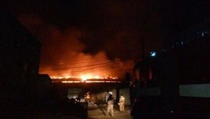 Масштабна пожежа в Київській області: горять і вибухають склади меблів і пального. ФОТО