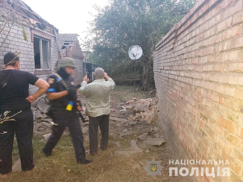 Унаслідок нічного обстрілу Нікопольського району Дніпропетровщини пошкоджено 14 приватних будинків та газогін, - Нацполіція 02 Унаслідок нічного обстрілу Нікопольського району Дніпропетровщини пошкоджено 14 приватних будинків та газогін, - Нацполіція 02