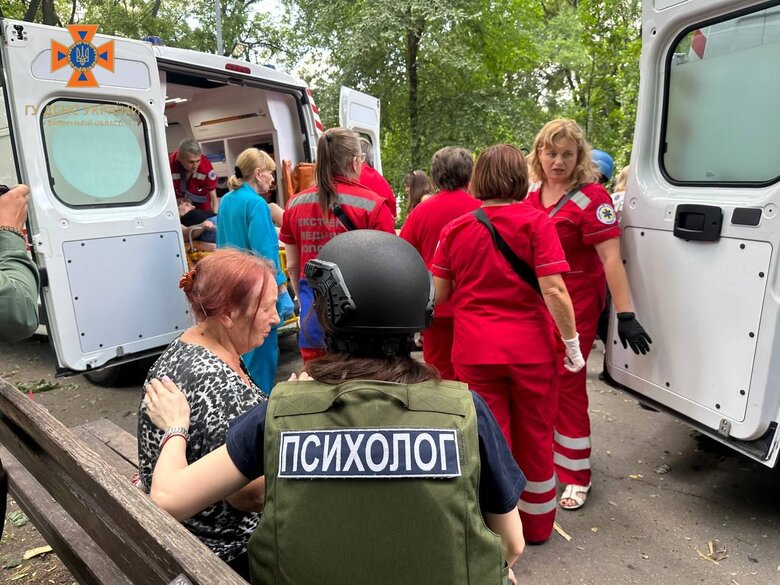 Последствия падения неустановленного вражеского летающего объекта в Запорожье: 18 травмированных, среди них 6 детей 03